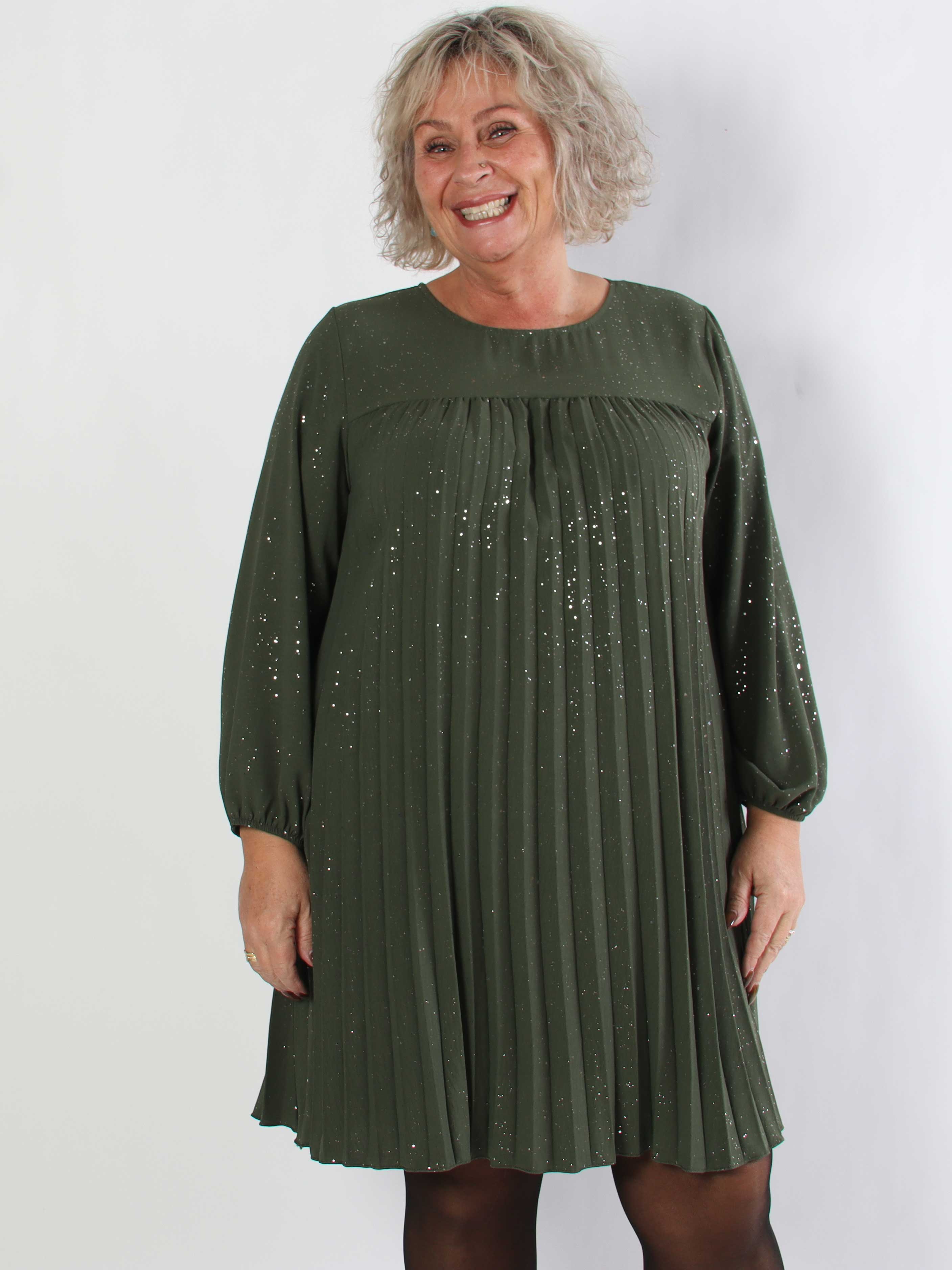 Nancy Glitter Short L/S - Plisserad plus size klänning med fickor och glitter